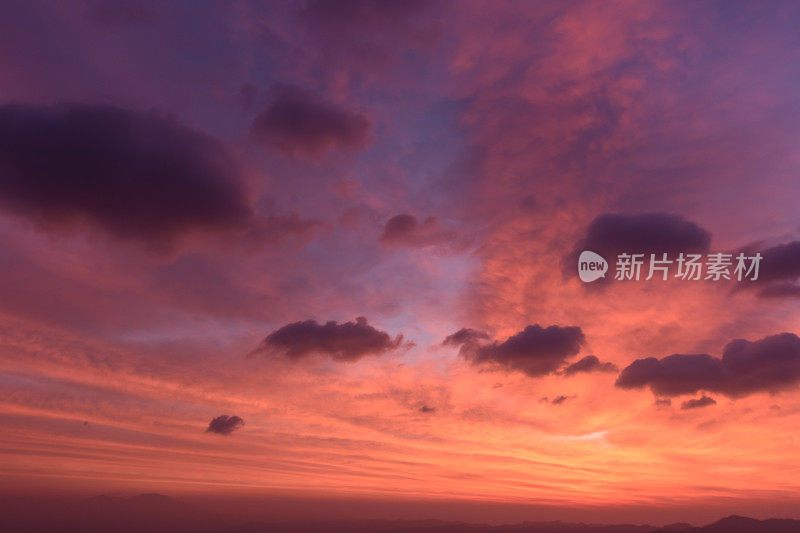 燃烧着红色的清晨天空-长野县樱湖镇