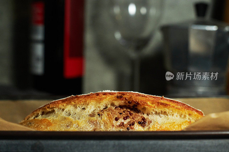 手工制作的乡村藜麦面包