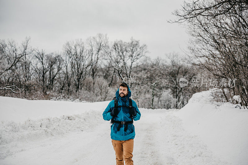 在雪地上的某个地方