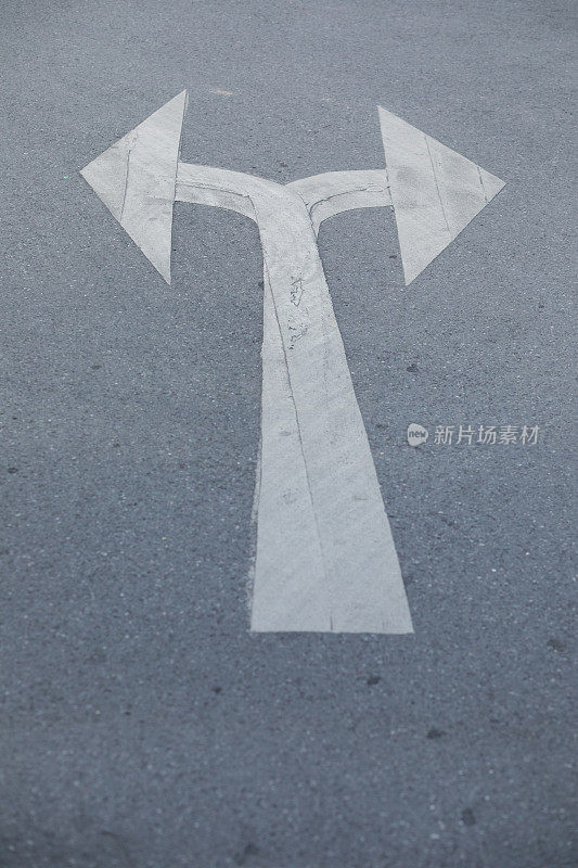街道上双倍的交通箭头标志