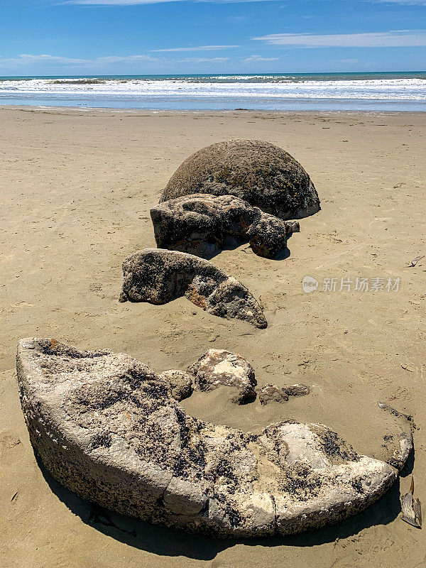 退潮时的Moeraki巨石，Koekohe海滩，奥塔哥，南岛，新西兰