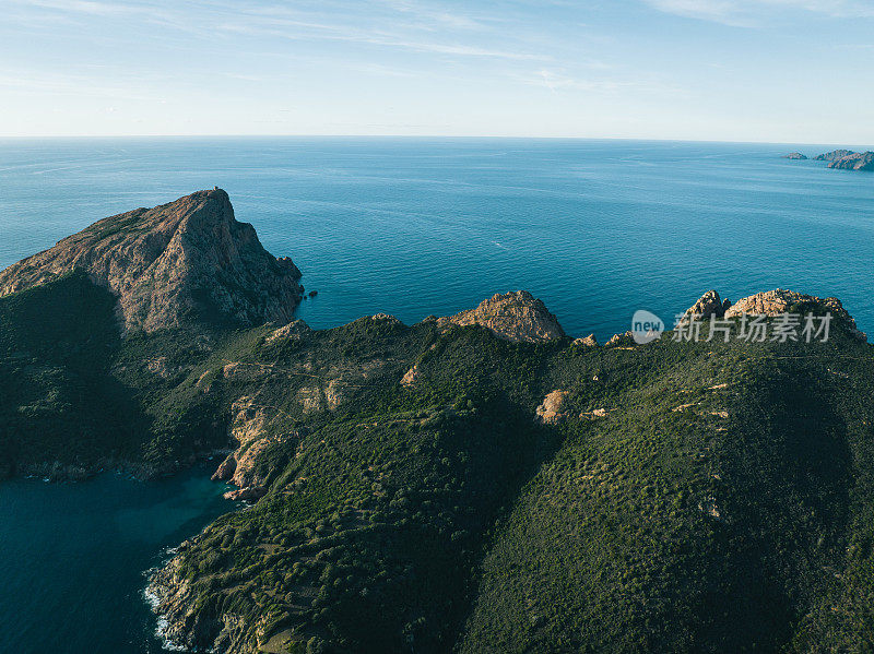 崎岖的海岸线和宁静的大海