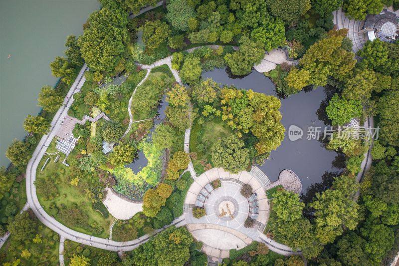 鸟瞰中国杭州的一个公园，有绿色植被和一个湖