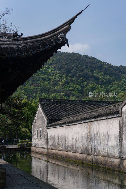 中国绍兴水面上垂直的中国古建筑