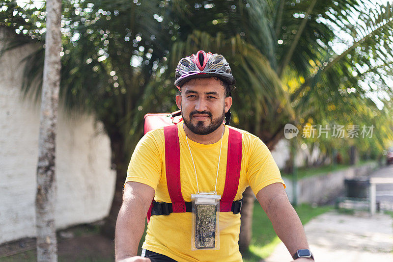 一个背着背包骑自行车的快递员的画像