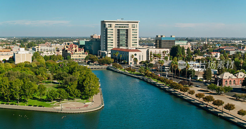 加利福尼亚州斯托克顿市中心麦克劳德湖和政府大楼的航拍