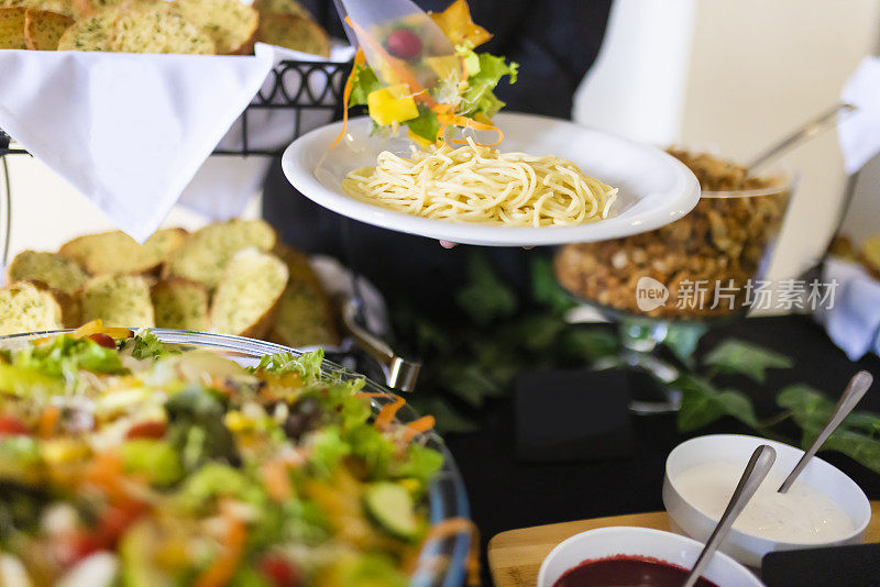 烹饪时，把食物放在消费者的盘子里