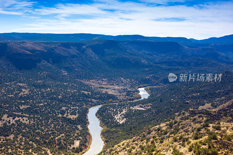 洛斯阿拉莫斯，新墨西哥州:俯瞰圣达菲，里约热内卢格兰德河