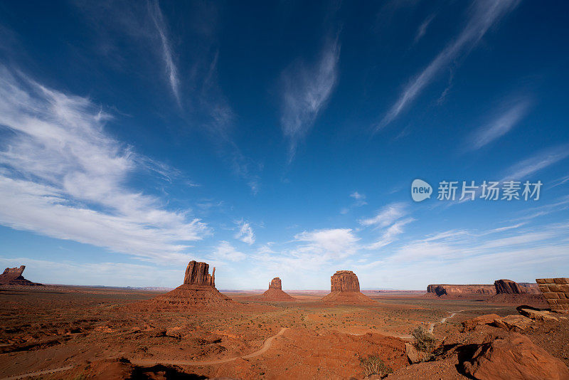 全景纪念碑谷沙漠岩石形成下戏剧性的春天天空在黄昏