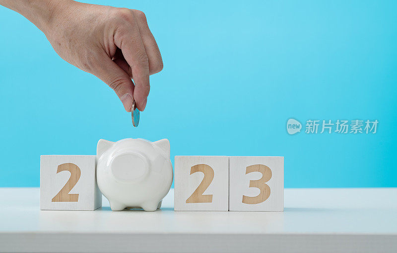 2023年新年和桌上的存钱罐