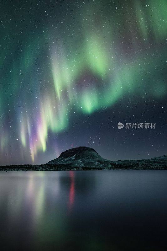 芬兰拉普兰的北极光或北极光令人惊叹的景色