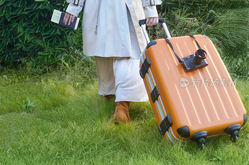 一个女人带着行李箱旅行的形象