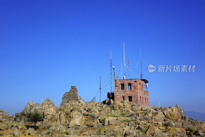 落基山顶上的无线电通信天线