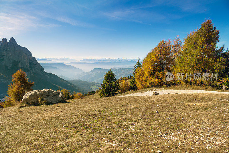 蓝天下的山景