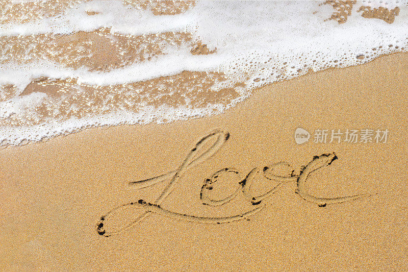 地中海岸边的黄沙，带着泡沫的浪花和写着爱的文字。