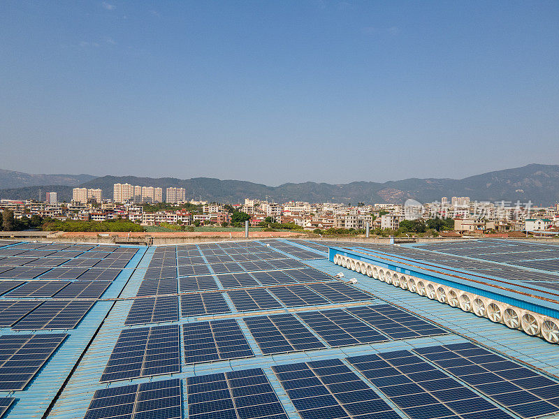 太阳能电池板安装在工厂的屋顶上