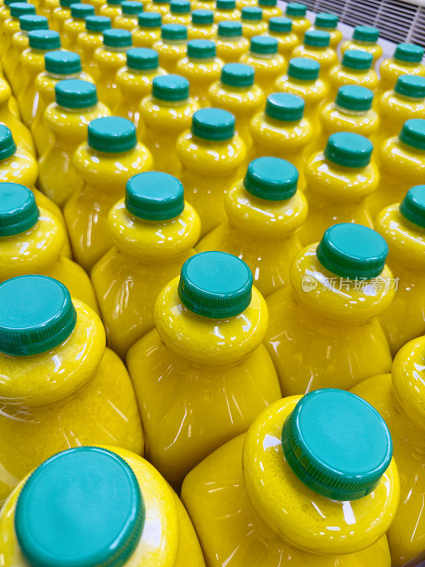 市场上展示的橙汁瓶