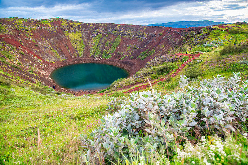 冰岛夏季的克里德火山和湖泊