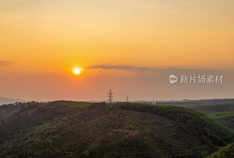 日落在丘陵和山脉的越南中央高地