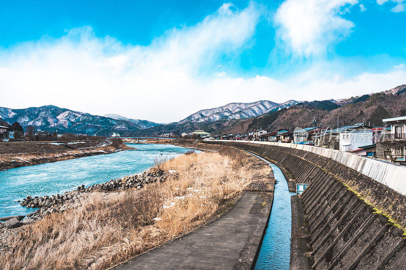 富山乡，日本岐阜县的农村地区，有飞驒河碧水