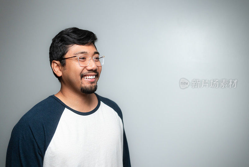 工作室肖像-亚洲人-软灰色背景-积极的情绪-棒球衫-转身