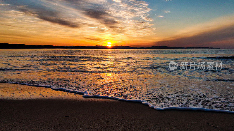 令人惊叹的海滩日落，无尽的地平线和令人难以置信的泡沫海浪。夏日海上的日出。温暖夜晚浪漫的夕阳。