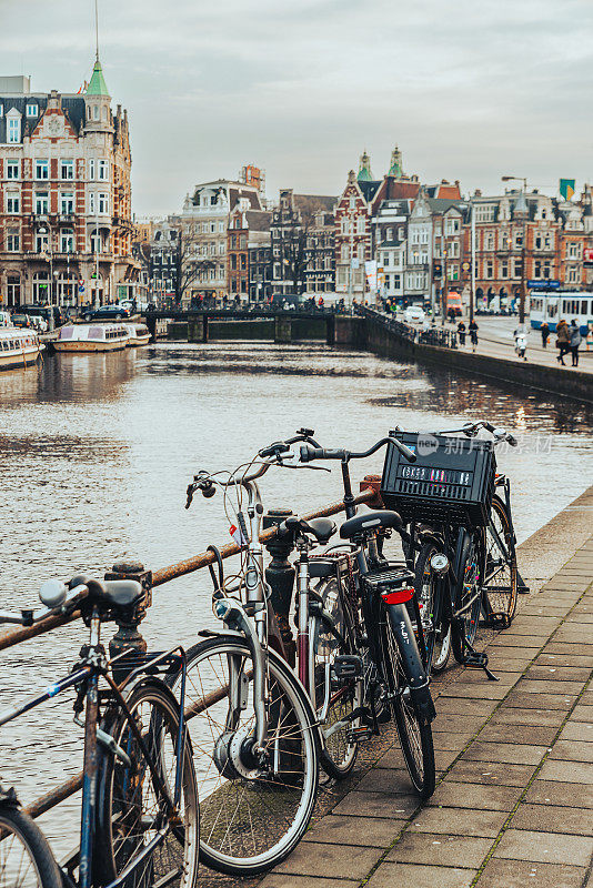 冬天的下午，自行车停在阿姆斯特丹运河边