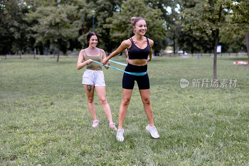 欢快微笑的女人与阻力带