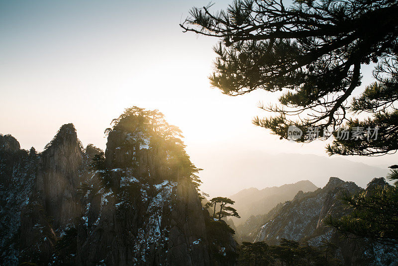 日出时分的黄山奇景