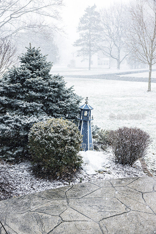 小蓝色复制户外灯塔在暴雪雪