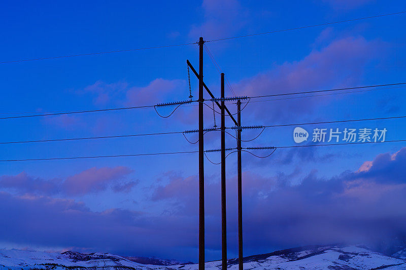 穿越风景秀丽的山区的公用电杆和电线