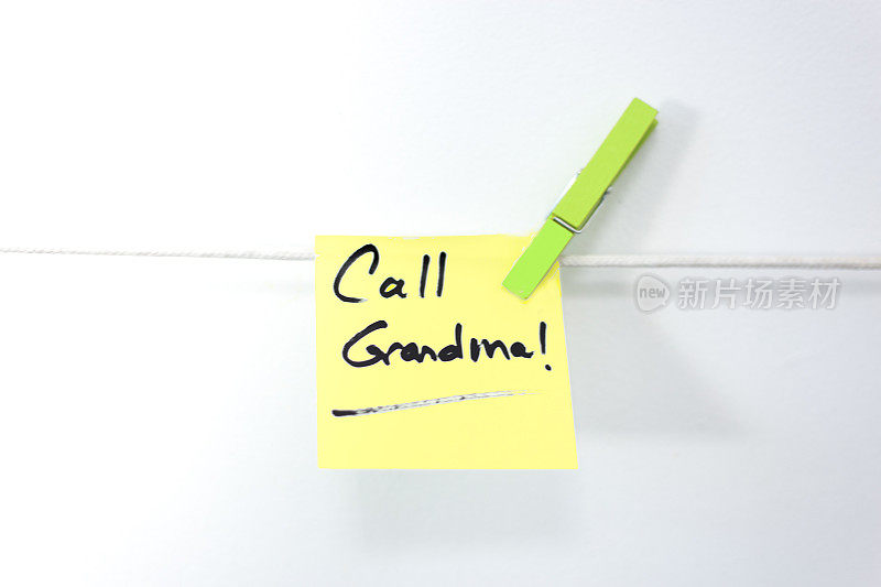 墙上的便利贴提醒:打电话给奶奶!