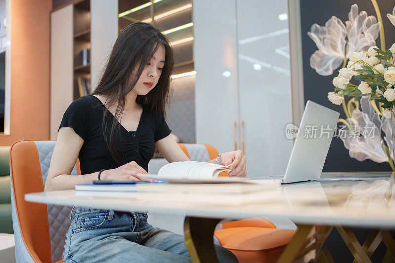 在家在线学习的女大学生