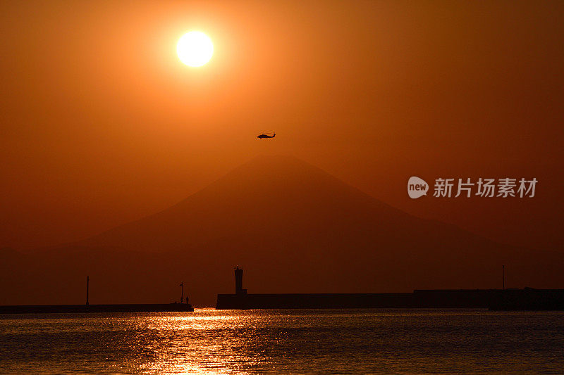 日落，富士山和直升机:从神奈川县三浦半岛观看