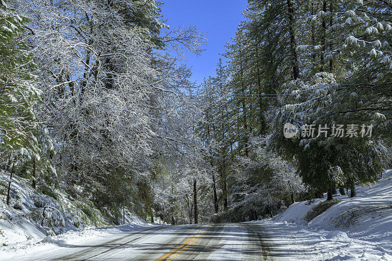 暴风雪后遥远山路的广阔视野