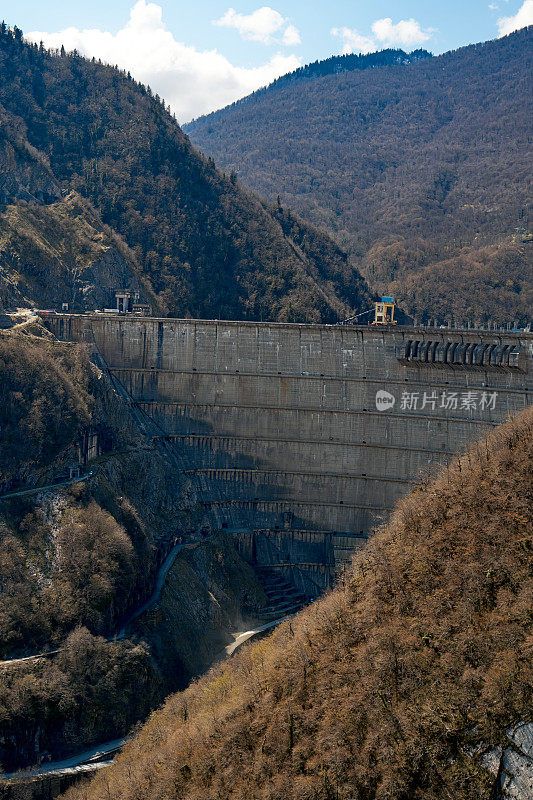 位于Sakartvelo山脉的因古里水电站大坝。自然的山地景观和充满活力的基础设施