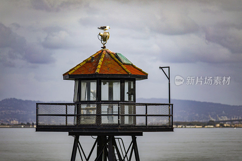 位于美国加利福尼亚州旧金山海湾中央的恶魔岛联邦监狱的警卫塔。