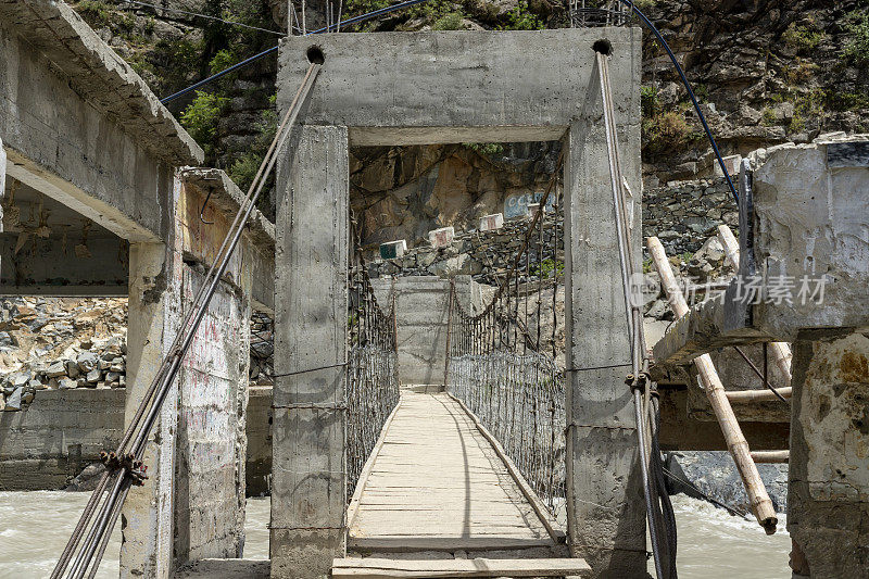 人行木桥和钢索桥横跨水上一条河