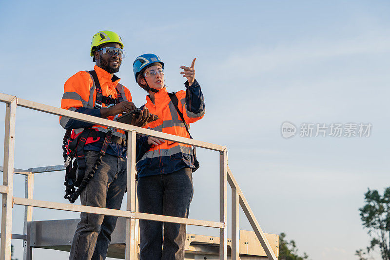 工程师团队关于风力发电项目的会议。