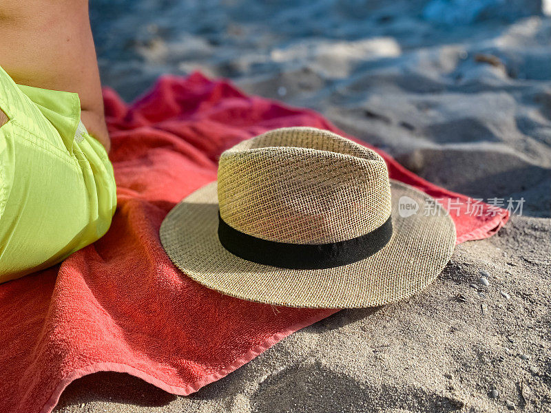 沙滩浴巾上的草帽