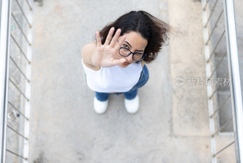 一位年轻女子正抬头看着镜头。