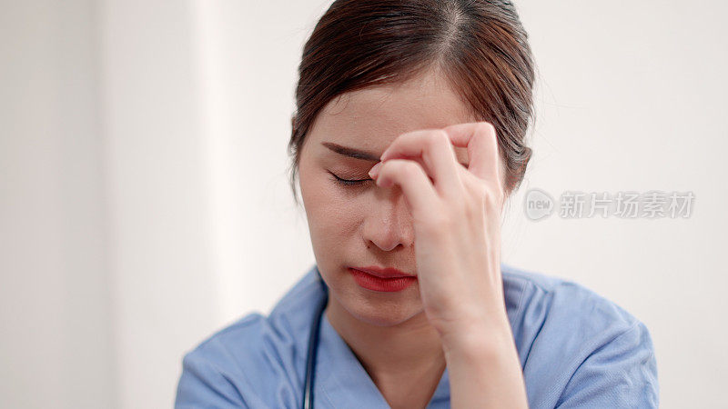 亚洲女医生在医院或诊所工作时，没有危机或头痛。一个疲惫的女性健康专家的肖像失望，焦虑在医疗和病人的治疗，压力或担心，错误，失败，沮丧。