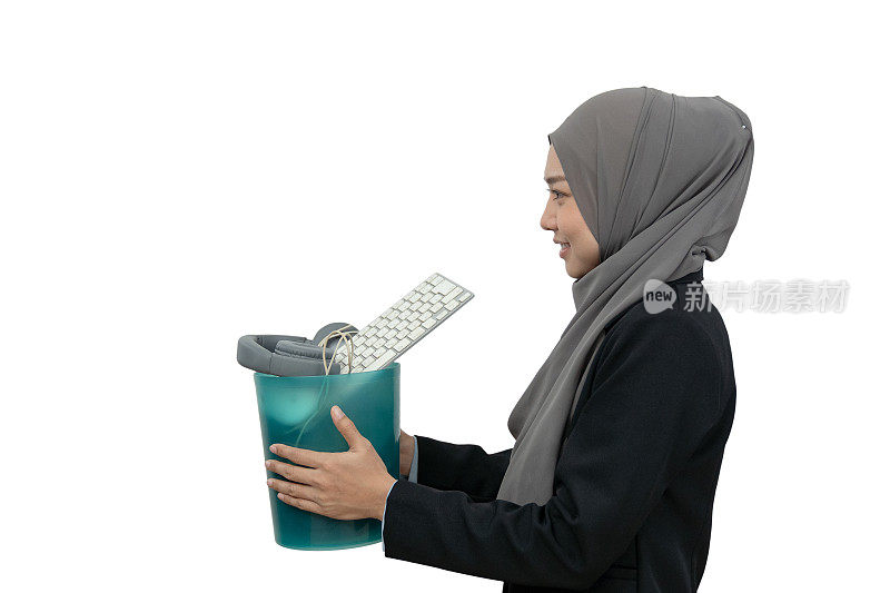 电子废物管理。美丽的亚洲穆斯林妇女站在那里，手里拿着白色背景的电子垃圾，准备送去回收或妥善处理。环境可持续性。电子垃圾。