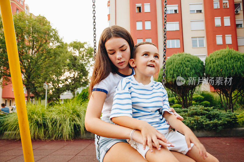 孩子们在操场上荡秋千