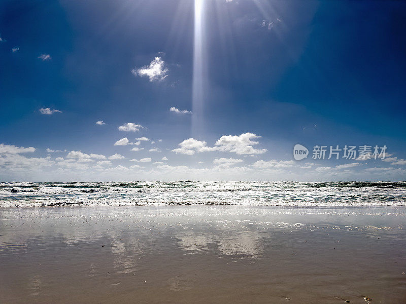 在阳光明媚的日子里，海面上有风的海景和沙滩