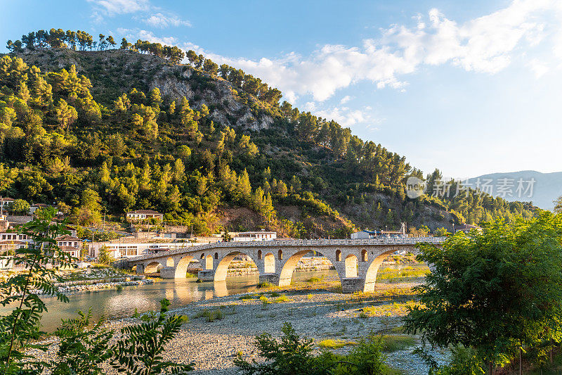 阿尔巴尼亚历史名城贝拉特的戈里察大桥及其河流，联合国教科文组织世界遗产，千窗之城