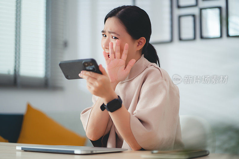 亚洲女性在用智能手机看东西时会感到害怕和震惊。