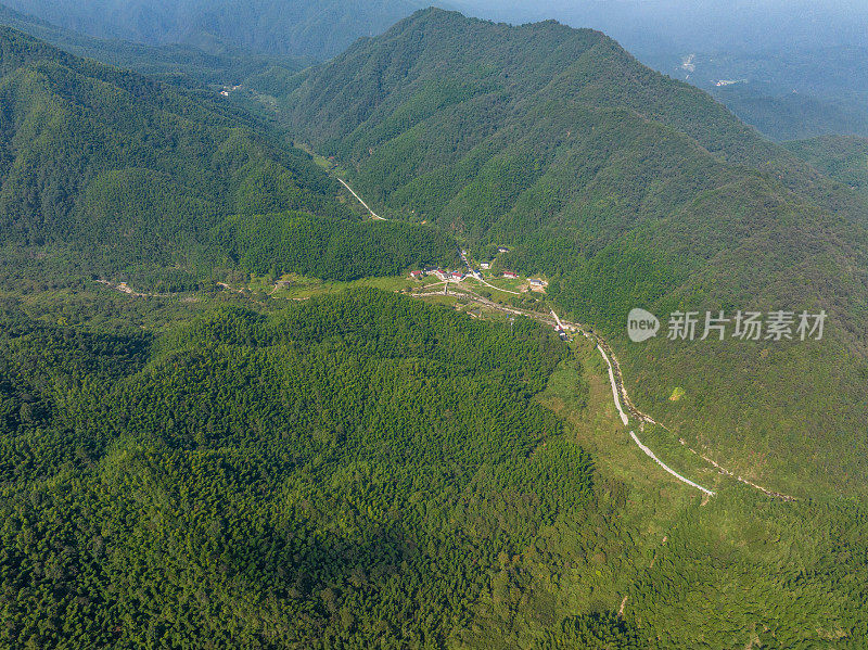 山路在山间