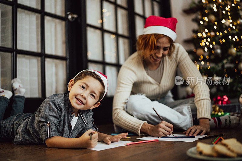一个小男孩在家里为圣诞节画的肖像