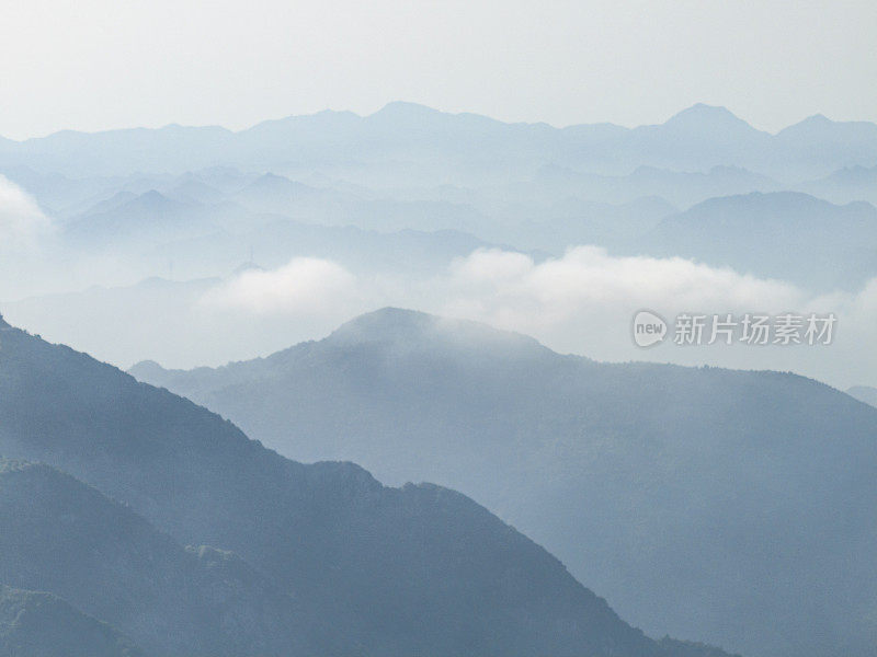 在云中鸟瞰山脉和森林